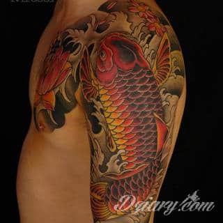 Cisza, spokój, harmonia - to przekaz płynący bezpośrednio z tatuaży eksponujących kwiat lotosu. Szczególnie intrygujące są ich duże warianty zajmujące np. większość kobiecych pleców. 