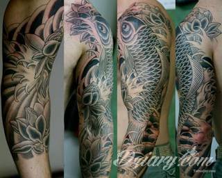 Cisza, spokój, harmonia - to przekaz płynący bezpośrednio z tatuaży eksponujących kwiat lotosu. Szczególnie intrygujące są ich duże warianty zajmujące np. większość kobiecych pleców. 