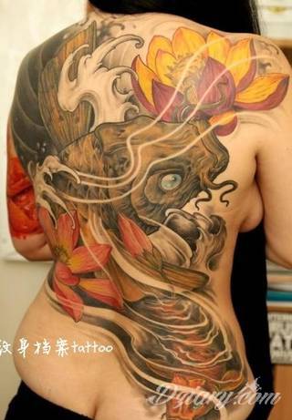 Cisza, spokój, harmonia - to przekaz płynący bezpośrednio z tatuaży eksponujących kwiat lotosu. Szczególnie intrygujące są ich duże warianty zajmujące np. większość kobiecych pleców. 