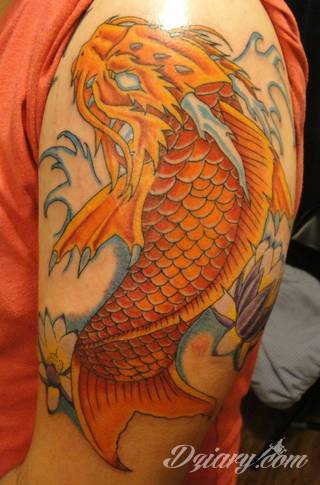 Cisza, spokój, harmonia - to przekaz płynący bezpośrednio z tatuaży eksponujących kwiat lotosu. Szczególnie intrygujące są ich duże warianty zajmujące np. większość kobiecych pleców. 