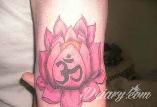 Cisza, spokój, harmonia - to przekaz płynący bezpośrednio z tatuaży eksponujących kwiat lotosu. Szczególnie intrygujące są ich duże warianty zajmujące np. większość kobiecych pleców. 