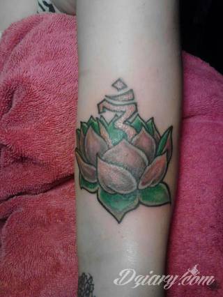 Cisza, spokój, harmonia - to przekaz płynący bezpośrednio z tatuaży eksponujących kwiat lotosu. Szczególnie intrygujące są ich duże warianty zajmujące np. większość kobiecych pleców. 