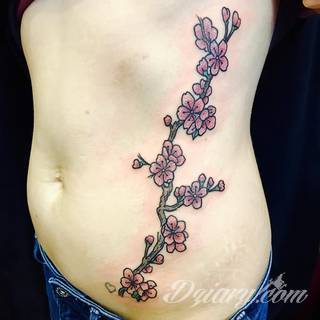 Dwa niewielkie owoce, rozbudowane drzewo zajmujące plecy a może płacząca kolorami wiśnia na łopatce? Każdy z motywów graficznych kwiatu wiśni ma swoją własną specyfikę, którą dopasować można do odbiorcy. 