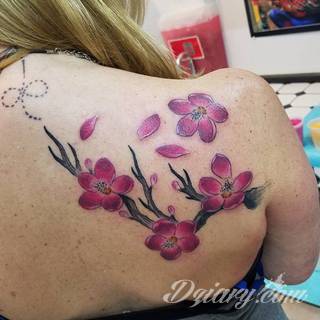 Dwa niewielkie owoce, rozbudowane drzewo zajmujące plecy a może płacząca kolorami wiśnia na łopatce? Każdy z motywów graficznych kwiatu wiśni ma swoją własną specyfikę, którą dopasować można do odbiorcy. 