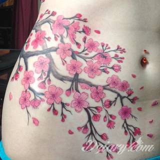 Dwa niewielkie owoce, rozbudowane drzewo zajmujące plecy a może płacząca kolorami wiśnia na łopatce? Każdy z motywów graficznych kwiatu wiśni ma swoją własną specyfikę, którą dopasować można do odbiorcy. 