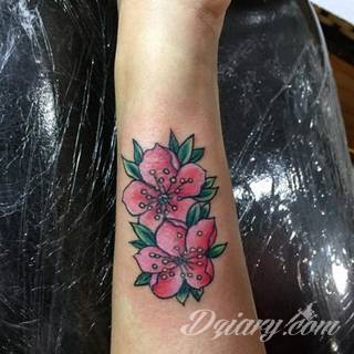 Dwa niewielkie owoce, rozbudowane drzewo zajmujące plecy a może płacząca kolorami wiśnia na łopatce? Każdy z motywów graficznych kwiatu wiśni ma swoją własną specyfikę, którą dopasować można do odbiorcy. 