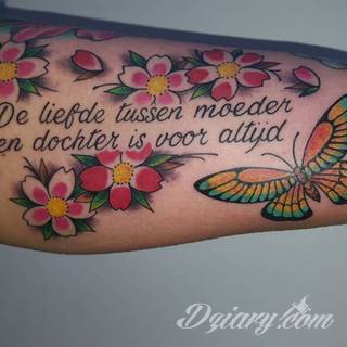 Dwa niewielkie owoce, rozbudowane drzewo zajmujące plecy a może płacząca kolorami wiśnia na łopatce? Każdy z motywów graficznych kwiatu wiśni ma swoją własną specyfikę, którą dopasować można do odbiorcy. 