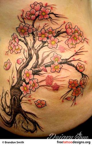 Dwa niewielkie owoce, rozbudowane drzewo zajmujące plecy a może płacząca kolorami wiśnia na łopatce? Każdy z motywów graficznych kwiatu wiśni ma swoją własną specyfikę, którą dopasować można do odbiorcy. 