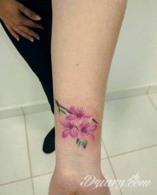 Dwa niewielkie owoce, rozbudowane drzewo zajmujące plecy a może płacząca kolorami wiśnia na łopatce? Każdy z motywów graficznych kwiatu wiśni ma swoją własną specyfikę, którą dopasować można do odbiorcy. 