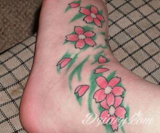 Dwa niewielkie owoce, rozbudowane drzewo zajmujące plecy a może płacząca kolorami wiśnia na łopatce? Każdy z motywów graficznych kwiatu wiśni ma swoją własną specyfikę, którą dopasować można do odbiorcy. 