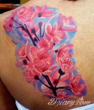 Dwa niewielkie owoce, rozbudowane drzewo zajmujące plecy a może płacząca kolorami wiśnia na łopatce? Każdy z motywów graficznych kwiatu wiśni ma swoją własną specyfikę, którą dopasować można do odbiorcy. 