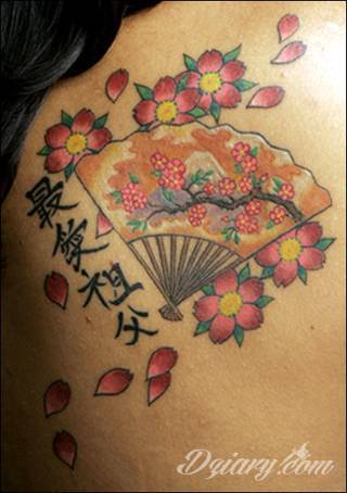 Dwa niewielkie owoce, rozbudowane drzewo zajmujące plecy a może płacząca kolorami wiśnia na łopatce? Każdy z motywów graficznych kwiatu wiśni ma swoją własną specyfikę, którą dopasować można do odbiorcy. 