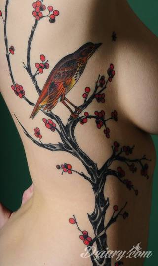 Dwa niewielkie owoce, rozbudowane drzewo zajmujące plecy a może płacząca kolorami wiśnia na łopatce? Każdy z motywów graficznych kwiatu wiśni ma swoją własną specyfikę, którą dopasować można do odbiorcy. 