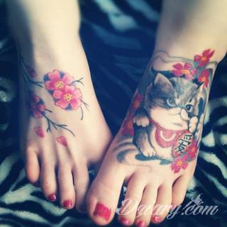 Dwa niewielkie owoce, rozbudowane drzewo zajmujące plecy a może płacząca kolorami wiśnia na łopatce? Każdy z motywów graficznych kwiatu wiśni ma swoją własną specyfikę, którą dopasować można do odbiorcy. 