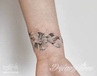 Dwa niewielkie owoce, rozbudowane drzewo zajmujące plecy a może płacząca kolorami wiśnia na łopatce? Każdy z motywów graficznych kwiatu wiśni ma swoją własną specyfikę, którą dopasować można do odbiorcy. 