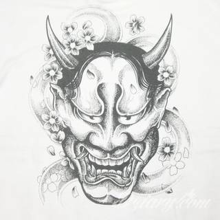 Dwa niewielkie owoce, rozbudowane drzewo zajmujące plecy a może płacząca kolorami wiśnia na łopatce? Każdy z motywów graficznych kwiatu wiśni ma swoją własną specyfikę, którą dopasować można do odbiorcy. 