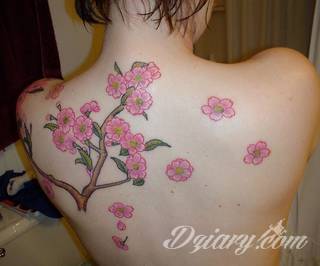 Dwa niewielkie owoce, rozbudowane drzewo zajmujące plecy a może płacząca kolorami wiśnia na łopatce? Każdy z motywów graficznych kwiatu wiśni ma swoją własną specyfikę, którą dopasować można do odbiorcy. 