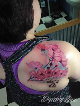 Dwa niewielkie owoce, rozbudowane drzewo zajmujące plecy a może płacząca kolorami wiśnia na łopatce? Każdy z motywów graficznych kwiatu wiśni ma swoją własną specyfikę, którą dopasować można do odbiorcy. 