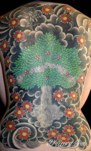 Dwa niewielkie owoce, rozbudowane drzewo zajmujące plecy a może płacząca kolorami wiśnia na łopatce? Każdy z motywów graficznych kwiatu wiśni ma swoją własną specyfikę, którą dopasować można do odbiorcy. 