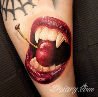 Dwa niewielkie owoce, rozbudowane drzewo zajmujące plecy a może płacząca kolorami wiśnia na łopatce? Każdy z motywów graficznych kwiatu wiśni ma swoją własną specyfikę, którą dopasować można do odbiorcy. 