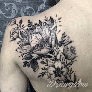Motyw tatuażowych kwiatów to jeden z popularniejszych formatów tatuaży. Nie ogranicza się wyłącznie do mnogości kolorów. Tatuaż z kwiatami to także organiczna, sucha forma o ciekawej estetyce. 
