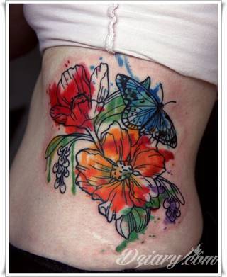 Motyw tatuażowych kwiatów to jeden z popularniejszych formatów tatuaży. Nie ogranicza się wyłącznie do mnogości kolorów. Tatuaż z kwiatami to także organiczna, sucha forma o ciekawej estetyce. 