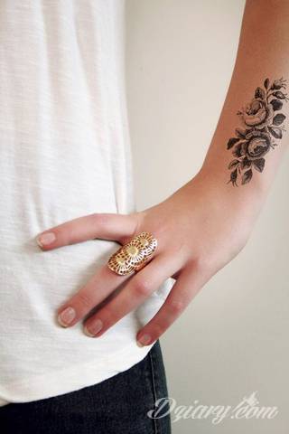 Motyw tatuażowych kwiatów to jeden z popularniejszych formatów tatuaży. Nie ogranicza się wyłącznie do mnogości kolorów. Tatuaż z kwiatami to także organiczna, sucha forma o ciekawej estetyce. 