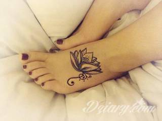 Motyw tatuażowych kwiatów to jeden z popularniejszych formatów tatuaży. Nie ogranicza się wyłącznie do mnogości kolorów. Tatuaż z kwiatami to także organiczna, sucha forma o ciekawej estetyce. 