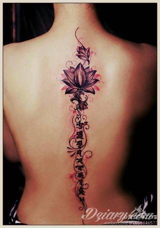 Motyw tatuażowych kwiatów to jeden z popularniejszych formatów tatuaży. Nie ogranicza się wyłącznie do mnogości kolorów. Tatuaż z kwiatami to także organiczna, sucha forma o ciekawej estetyce. 