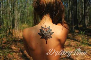 Motyw tatuażowych kwiatów to jeden z popularniejszych formatów tatuaży. Nie ogranicza się wyłącznie do mnogości kolorów. Tatuaż z kwiatami to także organiczna, sucha forma o ciekawej estetyce. 