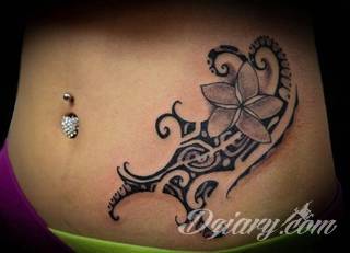 Motyw tatuażowych kwiatów to jeden z popularniejszych formatów tatuaży. Nie ogranicza się wyłącznie do mnogości kolorów. Tatuaż z kwiatami to także organiczna, sucha forma o ciekawej estetyce. 