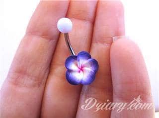 Motyw tatuażowych kwiatów to jeden z popularniejszych formatów tatuaży. Nie ogranicza się wyłącznie do mnogości kolorów. Tatuaż z kwiatami to także organiczna, sucha forma o ciekawej estetyce. 