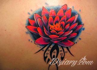 Motyw tatuażowych kwiatów to jeden z popularniejszych formatów tatuaży. Nie ogranicza się wyłącznie do mnogości kolorów. Tatuaż z kwiatami to także organiczna, sucha forma o ciekawej estetyce. 