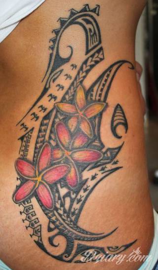 Motyw tatuażowych kwiatów to jeden z popularniejszych formatów tatuaży. Nie ogranicza się wyłącznie do mnogości kolorów. Tatuaż z kwiatami to także organiczna, sucha forma o ciekawej estetyce. 