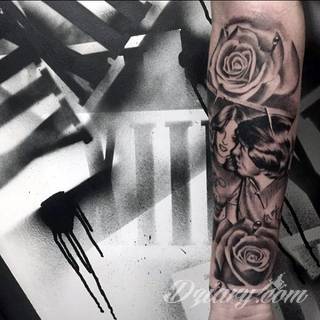 Motyw tatuażowych kwiatów to jeden z popularniejszych formatów tatuaży. Nie ogranicza się wyłącznie do mnogości kolorów. Tatuaż z kwiatami to także organiczna, sucha forma o ciekawej estetyce. 