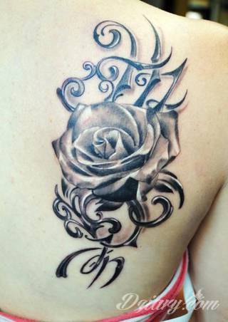 Motyw tatuażowych kwiatów to jeden z popularniejszych formatów tatuaży. Nie ogranicza się wyłącznie do mnogości kolorów. Tatuaż z kwiatami to także organiczna, sucha forma o ciekawej estetyce. 