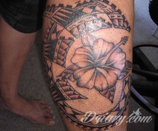 Motyw tatuażowych kwiatów to jeden z popularniejszych formatów tatuaży. Nie ogranicza się wyłącznie do mnogości kolorów. Tatuaż z kwiatami to także organiczna, sucha forma o ciekawej estetyce. 