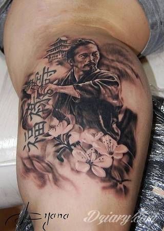 Motyw tatuażowych kwiatów to jeden z popularniejszych formatów tatuaży. Nie ogranicza się wyłącznie do mnogości kolorów. Tatuaż z kwiatami to także organiczna, sucha forma o ciekawej estetyce. 