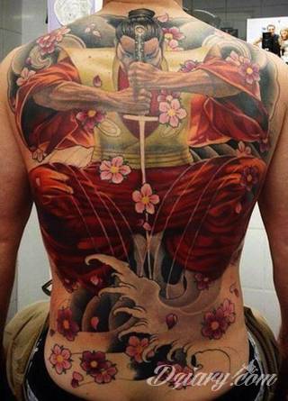 Motyw tatuażowych kwiatów to jeden z popularniejszych formatów tatuaży. Nie ogranicza się wyłącznie do mnogości kolorów. Tatuaż z kwiatami to także organiczna, sucha forma o ciekawej estetyce. 