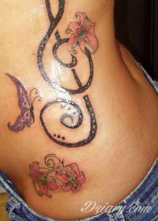 Motyw tatuażowych kwiatów to jeden z popularniejszych formatów tatuaży. Nie ogranicza się wyłącznie do mnogości kolorów. Tatuaż z kwiatami to także organiczna, sucha forma o ciekawej estetyce. 