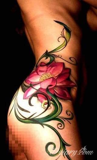 Motyw tatuażowych kwiatów to jeden z popularniejszych formatów tatuaży. Nie ogranicza się wyłącznie do mnogości kolorów. Tatuaż z kwiatami to także organiczna, sucha forma o ciekawej estetyce. 