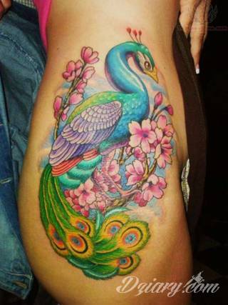 Motyw tatuażowych kwiatów to jeden z popularniejszych formatów tatuaży. Nie ogranicza się wyłącznie do mnogości kolorów. Tatuaż z kwiatami to także organiczna, sucha forma o ciekawej estetyce. 