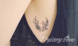 Motyw tatuażowych kwiatów to jeden z popularniejszych formatów tatuaży. Nie ogranicza się wyłącznie do mnogości kolorów. Tatuaż z kwiatami to także organiczna, sucha forma o ciekawej estetyce. 