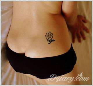 Motyw tatuażowych kwiatów to jeden z popularniejszych formatów tatuaży. Nie ogranicza się wyłącznie do mnogości kolorów. Tatuaż z kwiatami to także organiczna, sucha forma o ciekawej estetyce. 