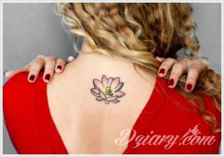 Motyw tatuażowych kwiatów to jeden z popularniejszych formatów tatuaży. Nie ogranicza się wyłącznie do mnogości kolorów. Tatuaż z kwiatami to także organiczna, sucha forma o ciekawej estetyce. 