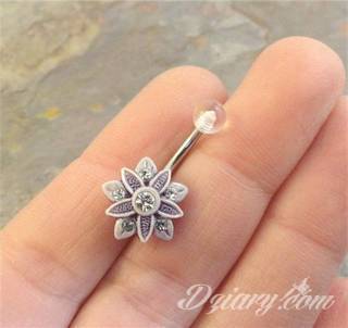 Motyw tatuażowych kwiatów to jeden z popularniejszych formatów tatuaży. Nie ogranicza się wyłącznie do mnogości kolorów. Tatuaż z kwiatami to także organiczna, sucha forma o ciekawej estetyce. 