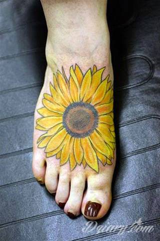 Motyw tatuażowych kwiatów to jeden z popularniejszych formatów tatuaży. Nie ogranicza się wyłącznie do mnogości kolorów. Tatuaż z kwiatami to także organiczna, sucha forma o ciekawej estetyce. 