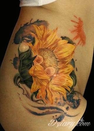 Motyw tatuażowych kwiatów to jeden z popularniejszych formatów tatuaży. Nie ogranicza się wyłącznie do mnogości kolorów. Tatuaż z kwiatami to także organiczna, sucha forma o ciekawej estetyce. 