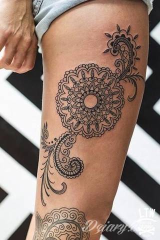 Motyw tatuażowych kwiatów to jeden z popularniejszych formatów tatuaży. Nie ogranicza się wyłącznie do mnogości kolorów. Tatuaż z kwiatami to także organiczna, sucha forma o ciekawej estetyce. 