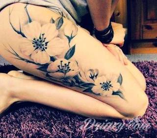 Motyw tatuażowych kwiatów to jeden z popularniejszych formatów tatuaży. Nie ogranicza się wyłącznie do mnogości kolorów. Tatuaż z kwiatami to także organiczna, sucha forma o ciekawej estetyce. 